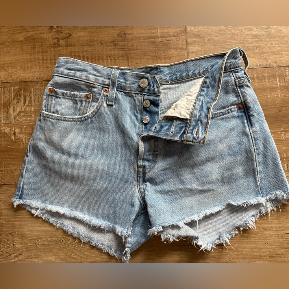 Levi’s 501 Original Cutoff Denim Shorts Women’s Size 26 Light Wash Raw Hem